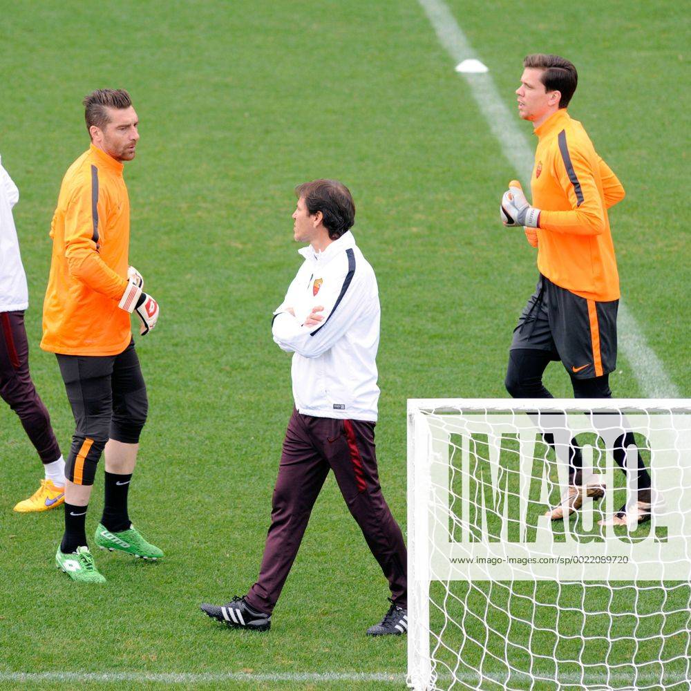 FuÃŸball, Champions League, AS Rom Training 08.12.2015. Technical Center Fulvio Bernardini, Rome, Italy. Uefa Champions League, GroupStage. Final training session AS Roma before their game with BATE on 9th Dec. The two goalkeepers of Roma, Morgan De Sanctis and SZCZESNY xACTIVAx ActionPlus11687122