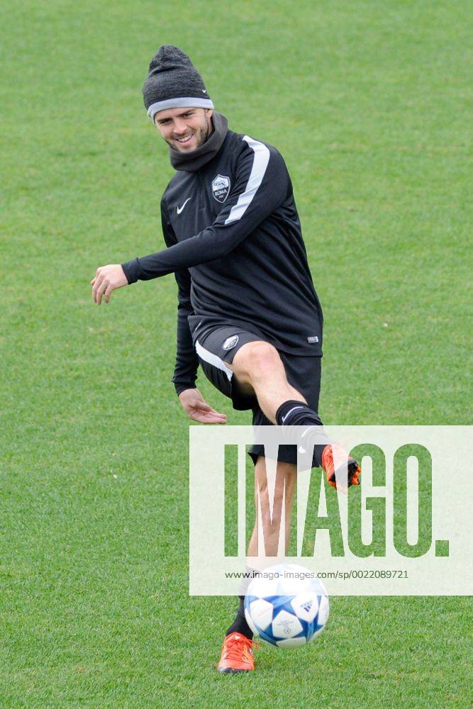 FuÃŸball, Champions League, AS Rom Training 08.12.2015. Technical Center Fulvio Bernardini, Rome, Italy. Uefa Champions League, GroupStage. Final training session AS Roma before their game with BATE on 9th Dec. Miralem Pjanic xACTIVAx ActionPlus11687123