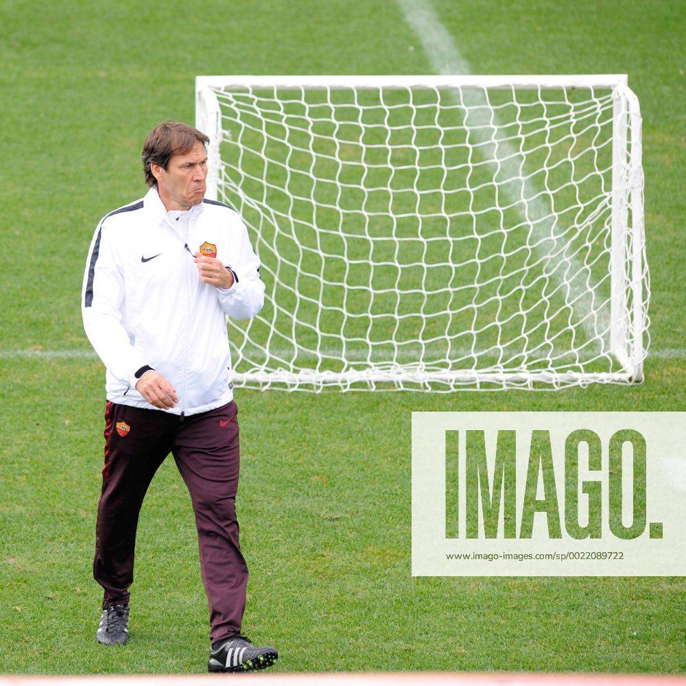 Fußball, Champions League, AS Rom Training 08.12.2015. Technical Center Fulvio Bernardini, Rome, Italy. Uefa Champions League, GroupStage. Final training session AS Roma before their game with BATE on 9th Dec. Rudi Garcia, Roma s Coach xACTIVAx ActionPlus11687124
