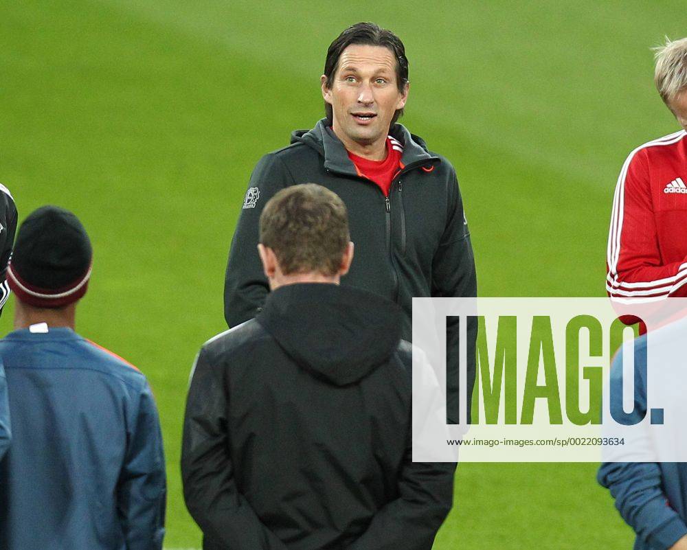 Leverkusen Roger Schmidt (Trainer, Bayer 04 Leverkusen), Bayer 04 Leverkusen - FC Barcelona Barca Fussball, Champions-League, 08.12.2015,
