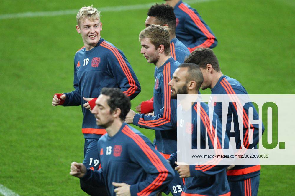 Leverkusen Julian Brandt ( 19, Bayer 04 Leverkusen), David Yelldell ( 22, Torwart, Bayer 04 Leverkusen), Christoph Kramer ( 23, Bayer 04 Leverkusen), Roberto Hilbert ( 13, Bayer 04 Leverkusen), Oemer Toprak ( 21, Bayer 04 Leverkusen) und Sebastian Boenisch ( 17, Bayer 04 Leverkusen) Bayer 04 Leverkusen - FC Barcelona Barca Fussball, Champions-League, 08.12.2015,
