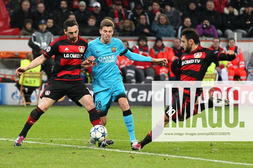 Leverkusen v.l. Roberto Hilbert ( 13, Bayer 04 Leverkusen), Gerard Gumbau ( 28, FC Barcelona Barca und Hakan Calhanoglu ( 10, Bayer 04 Leverkusen), Bayer 04 Leverkusen - FC Barcelona, Fussball, Champions-League, 09.12.2015,