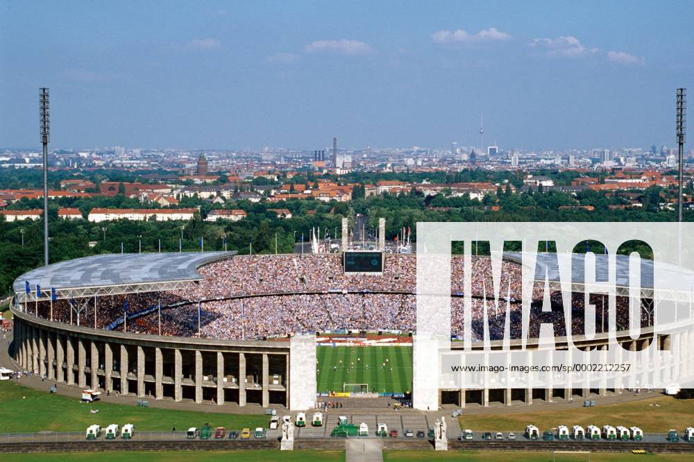 Ausverkauftes Olympiastadion in Berlin während der Bundesligapartie Hertha - HSV 1997 Fußball 1. BL Herren Sportstätten 1997, Saison 1997 1998, Hertha BSC Berlin - Hamburger SV, Luftaufnahme, Hamburg Totale Olympiastadion, Stadtansicht Berlin, Stadt, City, Stadtbild o0 Aufmacher, Weite, Fußball 1. BL Herren Sportstätten 1997, Saison 1997 1998, Hertha BSC Berlin - Hamburger SV, Luftaufnahme, Hamburg Totale Olympiastadion, Stadtansicht Berlin, Stadt, City, Stadtbild o0 Aufmacher, Weite,