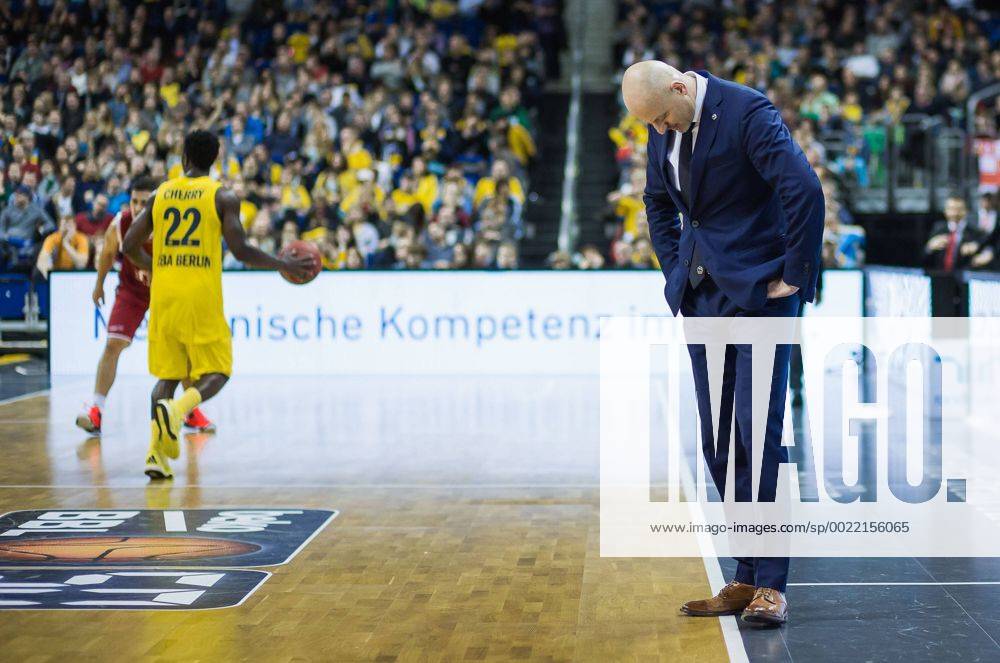 Berlin, Deutschland, 13.12.2015: Basketball Bundesliga Saison 2015 2016 - ALBA Berlin - Brose Baskets Bamberg. Trainer Sasa Obradovic (Alba) frustriert