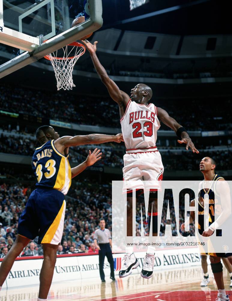 Michael Jordan (Chicago Bulls, Mitte) gegen Antonio Davis (li.) und Mark Jackson (beide Indiana Pacers) - (Icon9590110) Basketball Herren NBA 1997 1998, Chicago Bulls - Indiana Pacers Gruppe Aufnahmedatum geschätzt Chicago Dynamik, Basketball Herren NBA 1997 1998, Chicago Bulls - Indiana Pacers Gruppe Aufnahmedatum geschätzt Chicago Dynamik,