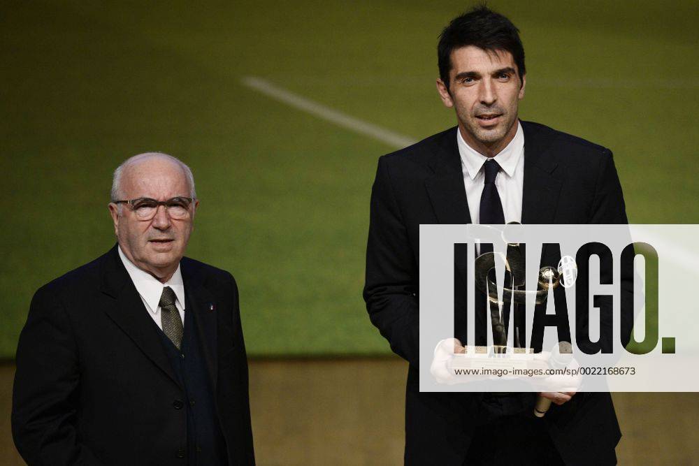 - Preisverleihung - Fußball - Italien - Gran Gala del Calcio AIC 2015 - Gianluigi Buffon-Carlo Tavecchio