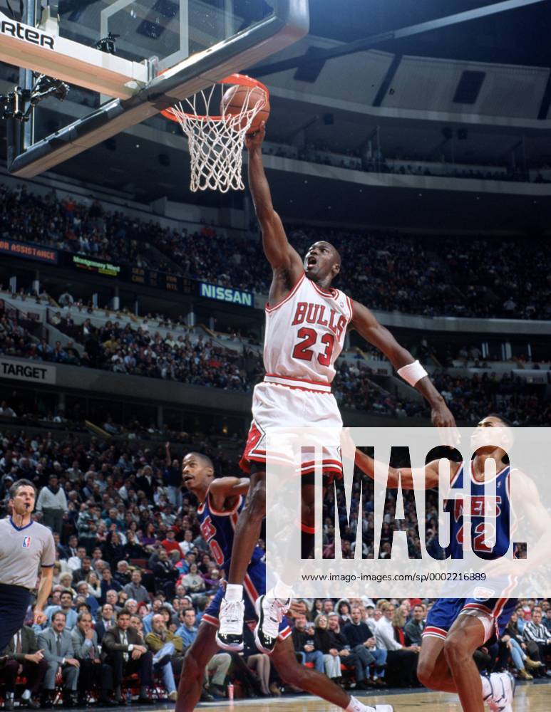 Michael Jordan (Chicago Bulls) - Korbleger, re. P.J. Brown (New Jersey Nets) - (Icon9590104) Basketball Herren NBA 1996 1997 Gruppe Aufnahmedatum geschätzt Chicago Dynamik, Basketball Herren NBA 1996 1997 Gruppe Aufnahmedatum geschätzt Chicago Dynamik,
