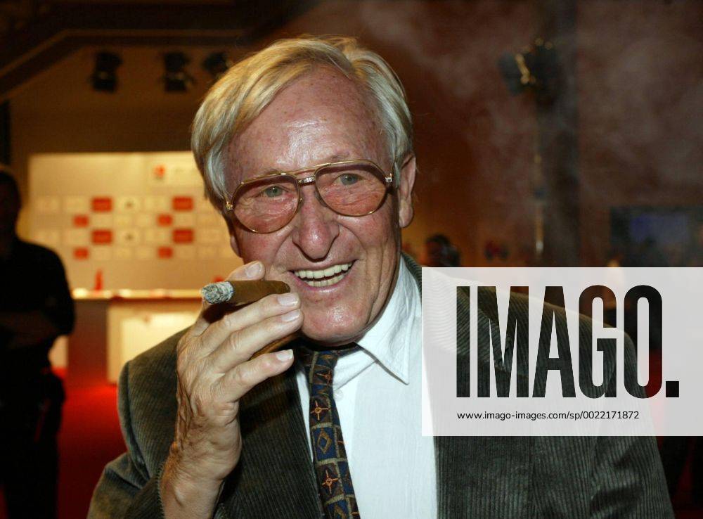 Der Fußballtrainer Rudi Gutendorf bei der Gala 40 Jahre Bundesliga am 24.08.2003 in Köln.