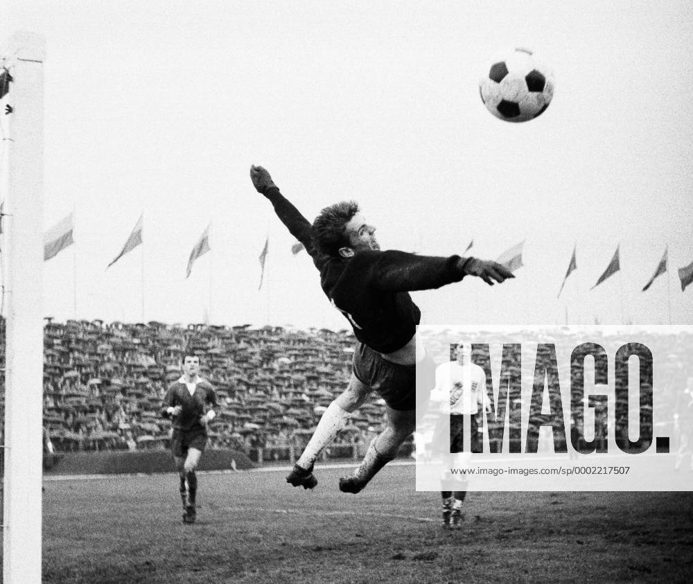 Torwart Jürgen Croy (DDR) - Torwartparade Fußball Länderspiel Herren Internationales UEFA Jugendturnier 1965, Turnier,Junioren, Nationalteam, Nationaltrikot Vneg, Vsw Einzelbild Gruga Stadion, Grugastadion Essen Dynamik, Abwehr, Fußball Länderspiel Herren Internationales UEFA Jugendturnier 1965, Turnier,Junioren, Nationalteam, Nationaltrikot Vneg, Vsw Einzelbild Gruga Stadion, Grugastadion Essen Dynamik, Abwehr,