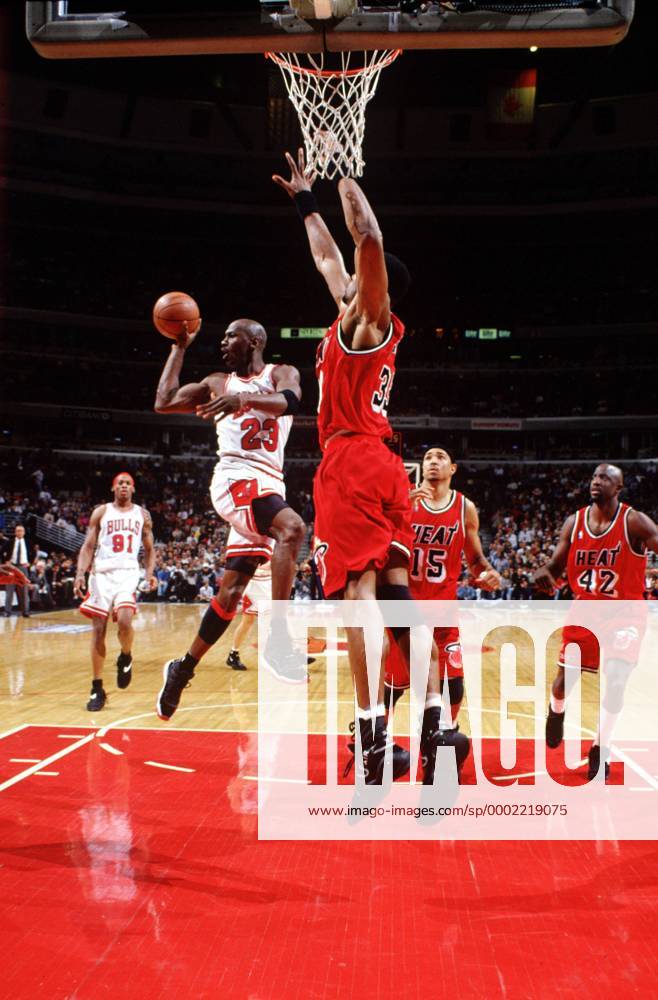 Michael Jordan (Chicago Bulls, am Ball) gegen Alonzo Mourning (Mitte), Chris Gatling (15) und Walt Williams (alle Miami Heat, 42) - (Icon9590094) Basketball Herren NBA 1995 1996 Gruppe Aufnahmedatum geschätzt Chicago Dynamik, Basketball Herren NBA 1995 1996 Gruppe Aufnahmedatum geschätzt Chicago Dynamik,