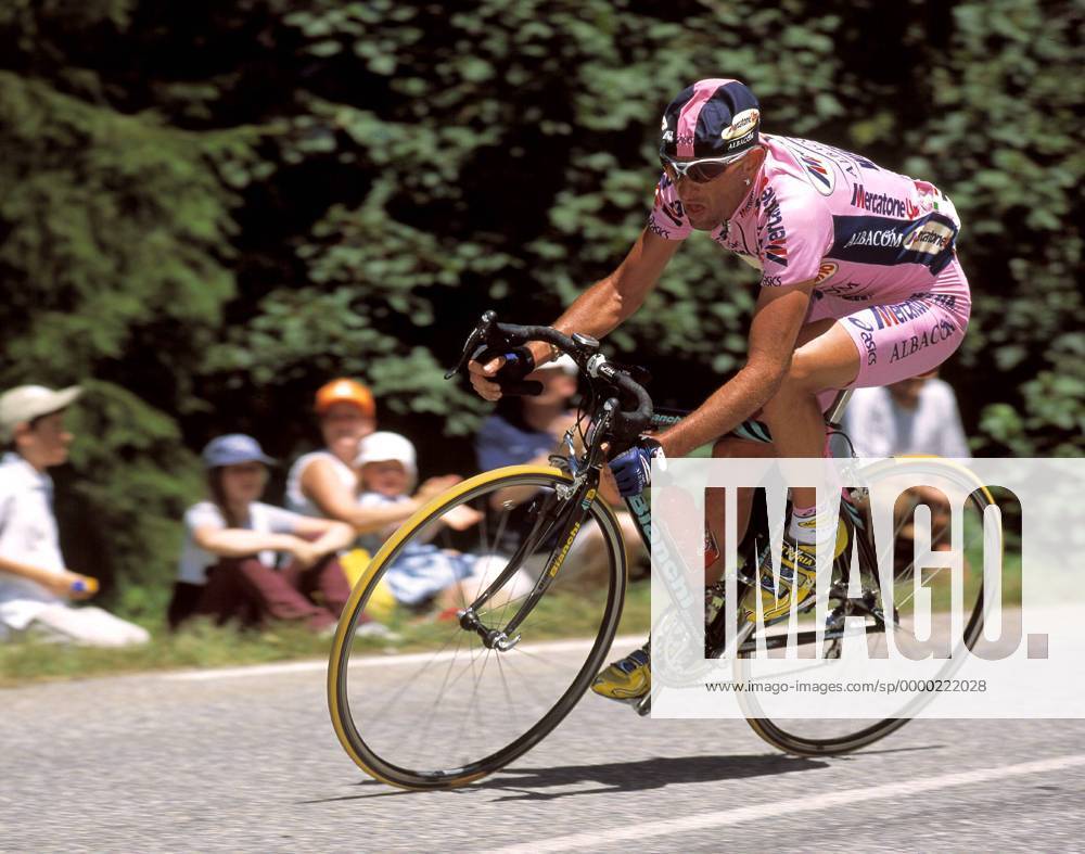 Marco Pantani (Italien Mercatone Uno) ist bei seinem Ausreissversuch allein auf der Abfahrt Radsport Herren Tour de France 2000, Straßenradsport, Radrennsport, Straßenradrennsport, Radrennen, Straße, Rad Einzelbild Courchevel - Morzine Dynamik