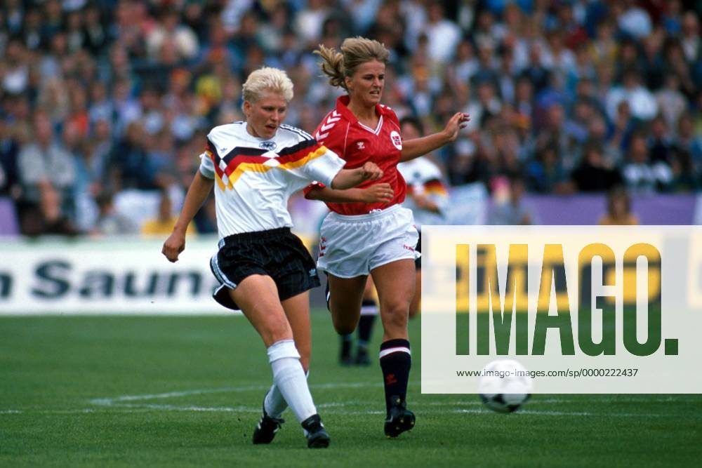 Doris Fitschen (Deutschland, li.) spielt den Ball ab Fußball EM Damen Europameisterschaft 1989, Nationalmannschaft, Frauennationalmannschaft, Nationalteam, Frauen Gruppe Osnabrück Dynamik,