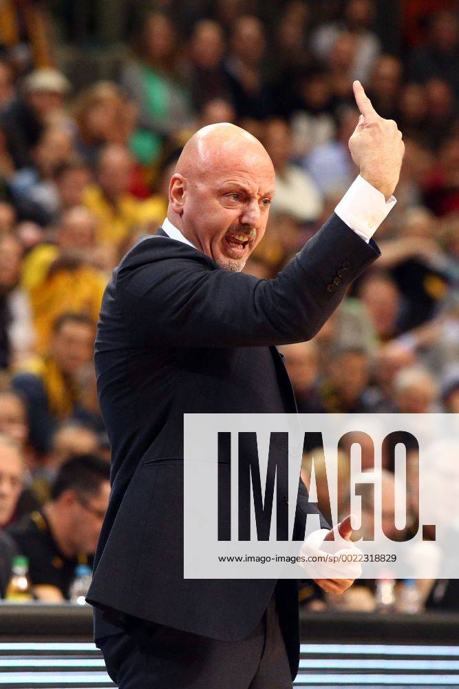 Ludwigsburg Head Coach Sasa Obradovic ( ALBA BERLIN ), MHP RIESEN Ludwigsburg vs. ALBA Berlin, Basketball, BEKO Basketball Bundesliga, 02.01.2016,