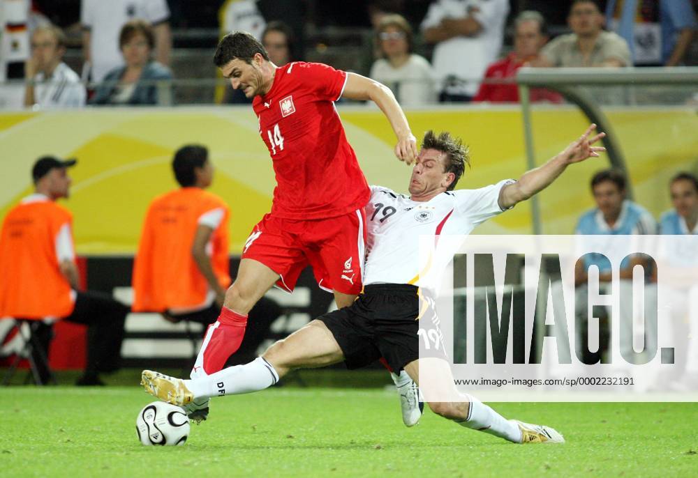 Bernd Schneider (Deutschland, re.) gegen Michal Zewlakow (Polen) Fußball WM Herren WM 2006, Länderspiel, Nationalteam, Nationaltrikot, Gruppe A, Deutschland - Polen 1:0 Gruppe Dortmund Dynamik, Kampf, Fußball WM Herren WM 2006, Länderspiel, Nationalteam, Nationaltrikot, Gruppe A, Deutschland - Polen 1:0 Gruppe Dortmund Dynamik, Kampf,