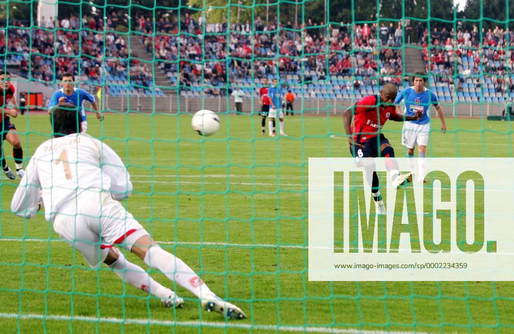 Michel Bastos (Lille) verwandelt den Elfmeter gegen Torwart Tome Pacovski (Rabotnicki Kometal Skopje) zum 2:0 - (pan15527) Fußball EC 1 Herren Champions League Qualifikation 2006 2007, OSC Lille - Rabotnicki Kometal Skopje 3:0 Gruppe Lille Dynamik, Fußball EC 1 Herren Champions League Qualifikation 2006 2007, OSC Lille - Rabotnicki Kometal Skopje 3:0 Gruppe Lille Dynamik,