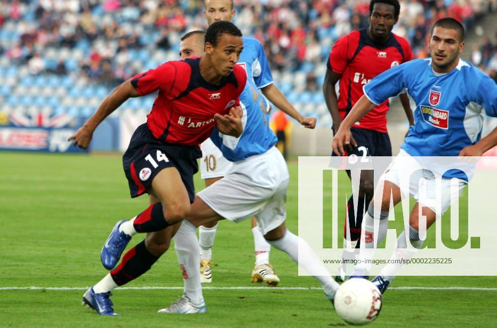 Peter Odemwingie (li., Lille) gegen Miroslav Vajs (re., Rabotnicki Skopje) - (pan15527) Fußball EC 1 Herren Champions League Qualifikation 2006 2007, OSC Lille - FK Rabotnicki Kometal Skopje 3:0, Vdig Gruppe Lille Dynamik, Fußball EC 1 Herren Champions League Qualifikation 2006 2007, OSC Lille - FK Rabotnicki Kometal Skopje 3:0, Vdig Gruppe Lille Dynamik,