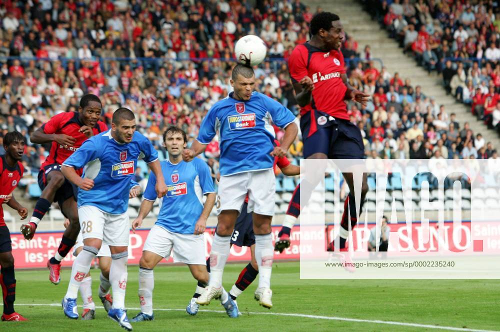 Carlos Abrilio Adelicio (2.v.re.) und Miroslav Vajs (3.v.li., beide Rabotnicki Skopje) gegen Kader Keita (re.) und Jean Makoun (2.v.li., beide Lille) - (pan15527) Fußball EC 1 Herren Champions League Qualifikation 2006 2007, OSC Lille - FK Rabotnicki Kometal Skopje 3:0, Vdig Gruppe Lille Dynamik, Fußball EC 1 Herren Champions League Qualifikation 2006 2007, OSC Lille - FK Rabotnicki Kometal Skopje 3:0, Vdig Gruppe Lille Dynamik,
