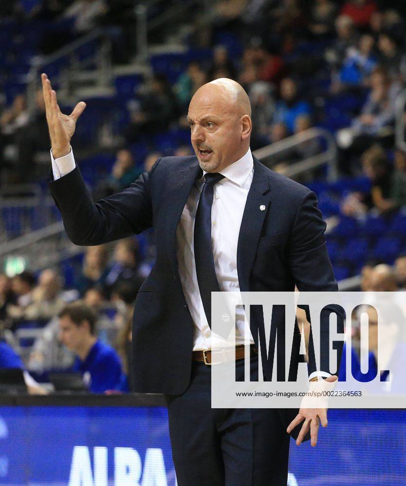 Sasa Obradovic (Trainer ALBA Berlin), gestikulierend an der Seitenlinie, ALBA Berlin - EA7 Emporio Armani Mailand, Olimpia Milano Basketball, Eurocup 2015 2016, Herren, Männer, Maenner, men, Saison 2015 2016 Berlin, 6.1.2016, Mercedes-Benz Arena