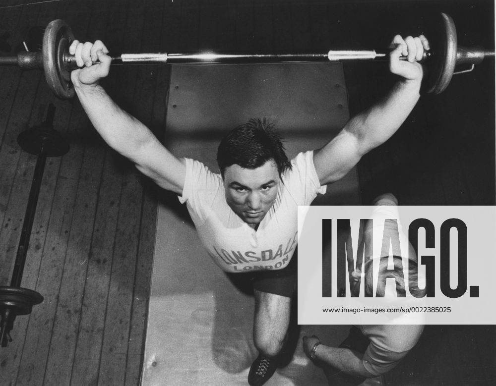 George Chuvalo lifting weights - ZUMAt14_ !AUFNAHMEDATUM GESCHÄTZT!