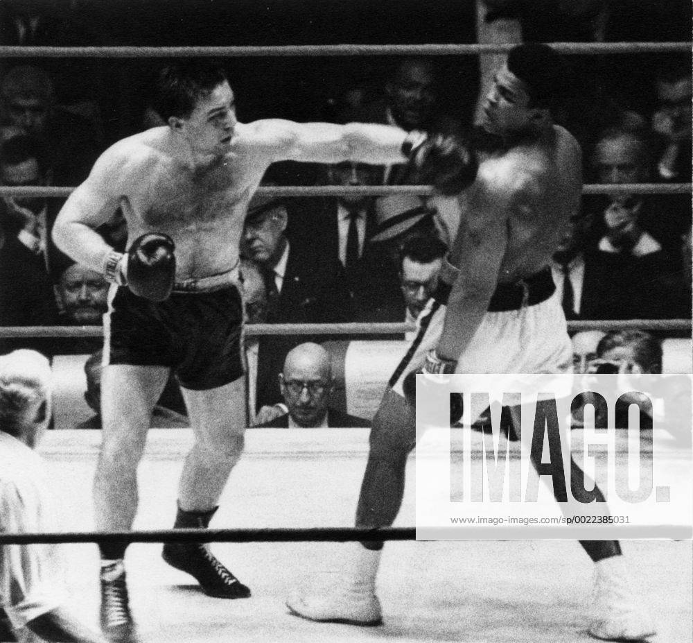 George Chuvalo in the ring with Muhammad Ali, 1966 - ZUMAt14_