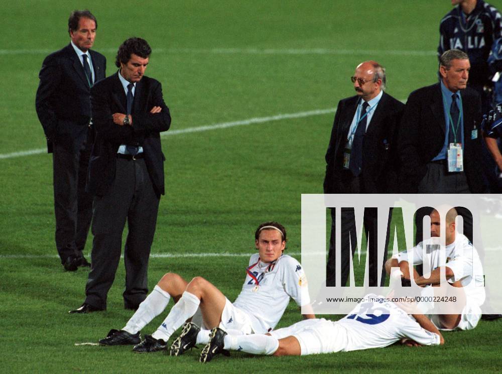 Fußball, EM Finale 2000 in Rotterdam, Frankreich - Italien 2-1 n.V. Nationaltrainer Dino Zoff (2. v. l.), sowie Francesco Totti, Vincenzo Montello und Luigi di Biagio (am Boden v. l.; alle Italien) steht der Frust ins Gesicht geschrieben Fußball EM Herren Europameisterschaft 2000, Finale, Endspiel, Länderspiel, Nationalmannschaft, Nationalteam Gruppe De Kuip Rotterdam Enttäuschung, Verzweiflung, Wut