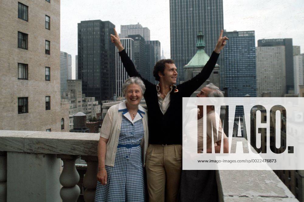 Franz Beckenbauer (Cosmos New York) mit seiner Mutter Antonie und seiner Tante Paula in New York