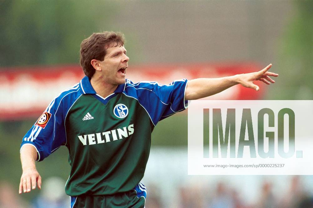 Andreas Möller (Schalke) lautstark Fußball 1. BL Herren Saison 2000 2001, FC Schalke 04, Saisonvorbereitung, Test, Testspiel Einzelbild Bad Bentheim