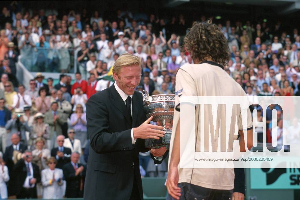 Boris Becker (li., Deutschland) gratuliert Gustavo Kuerten (Brasilien) und überreicht ihm den Siegerpokal Tennis Herren French Open 2000, ATP-Tour, Grand Slam, Sand, Sandplatz, Sandplatzturnier, Sandplatzturnier Gruppe Roland Garros Paris Freude,