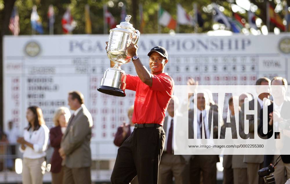 Eldrick Tiger Woods (USA) - Der Sieger der PGA Championship in Medinah präsentiert die Wanamaker Trophy - (MED2006082020) Golf Herren 88. PGA Championship 2006, Tour Einzelbild Medinah, Illinois Freude, Golf Herren 88. PGA Championship 2006, Tour Einzelbild Medinah, Illinois Freude,