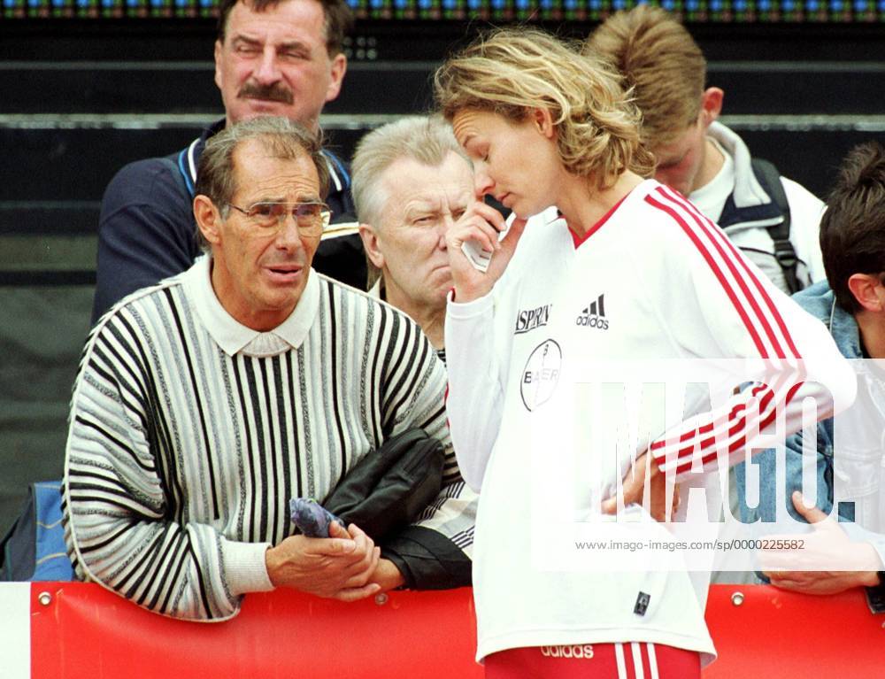 Heike Henkel (LG Bayer Leverkusen Deutschland) im Gespräch mit ihrem Trainer Gerd Osenberg (re., Deutschland) Leichtathletik Qualifikation Damen 8. DLV-Sparkassen-Meeting 2000, Olympiaqualifikation, Sportfest, Hoch, Hochsprung Gruppe Stadion Rote Erde, Leichtathletikmeeting Dortmund Nachdenklichkeit,