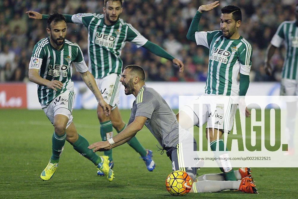Real Madrid French forward Karim Benzema (C) falls before Real Betis players during the Liga Primera Division 21st journey match held at Benito Villamarin stadium in Seville, Andalusia, Spain, 24 January 2016. BETIS VS REAL MADRID !ACHTUNG: NUR REDAKTIONELLE NUTZUNG! GRA275 20160124-635892676744477626