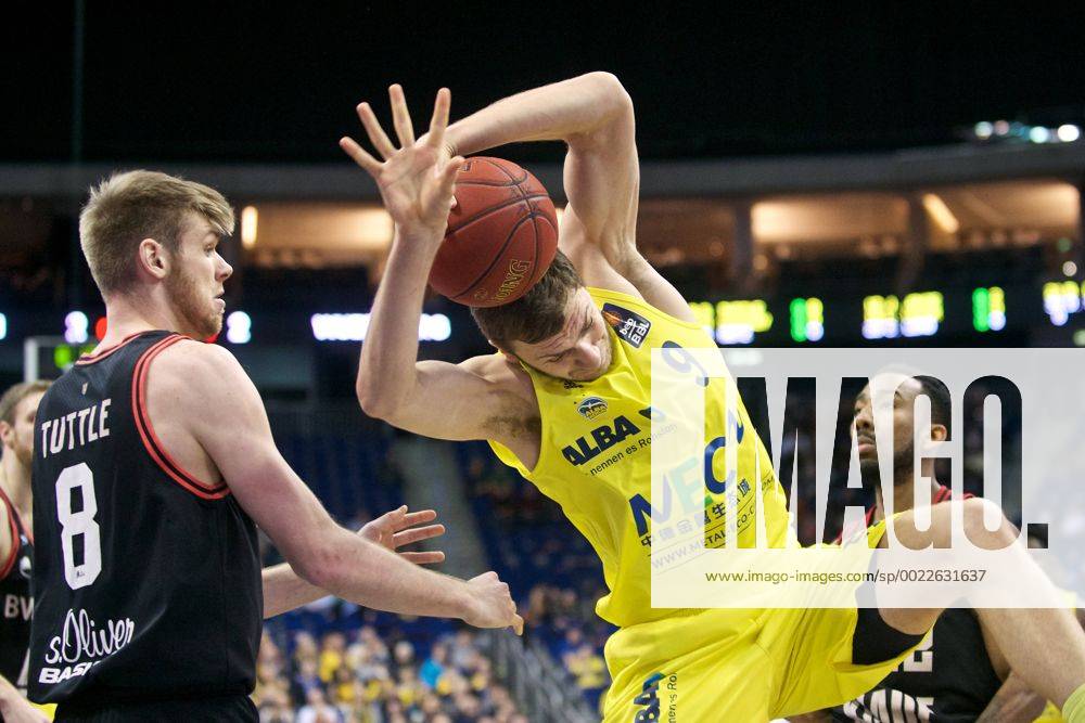 Basketball Berlin 23.01.2016 Pokal Qualifikation Saison 2015 2016 Alba Berlin - s.Oliver Baskets Würzburg Elmedin Kikanovic (Alba Berlin, No.09) Seth Tuttle (Würzburg, No.08)