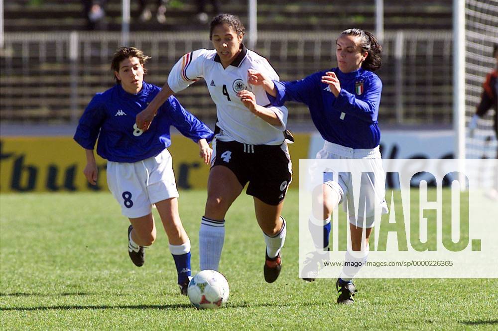 Steffi Jones (Deutschland) setzt sich am Ball gegen Tatiana Zorri (re.) und Margherita Masia (li., beide Italien) durch Fußball Länderspiel Damen EM-Qualifikation 2000, Nationalmannschaft, Nationalteam, Nationaltrikot, Deutschland - Italien 3:0 Gruppe Waldstadion Frankfurt M. Dynamik,