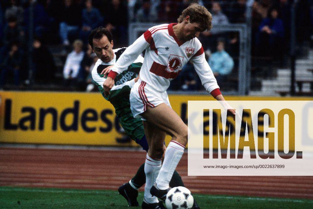 VfB Stuttgart - Borussia Mönchengladbach: Alexander Strehmel (vo., Stuttgart) gegen Igor Belanow (Mönchengladbach)