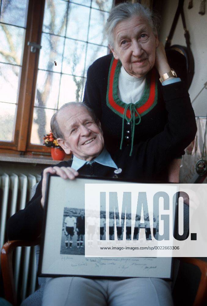 Altbundestrainer Sepp Herberger (BR Deutschland) mit seiner Frau Ev und Bild der WM Mannschaft von 1954