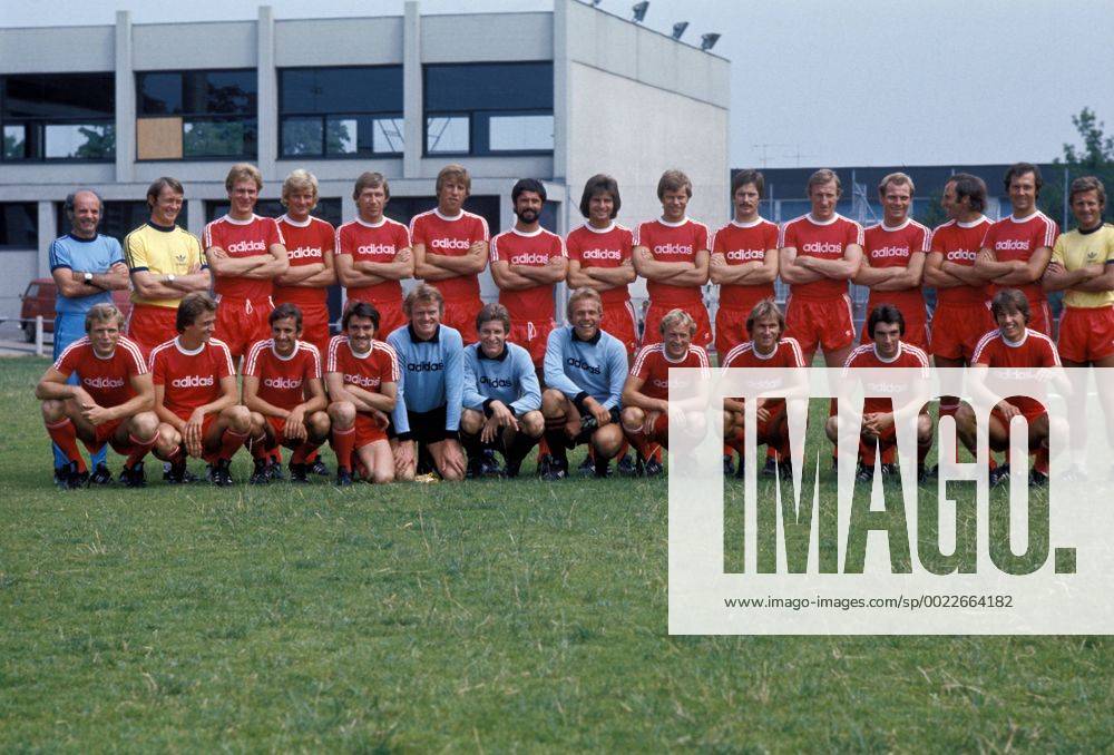 Kader FC Bayern München 1976 1977, hi.v.li.: Trainer Dettmar Cramer, Co Trainer Werner Olk, Karl Heinz Rummenigge, Kjell Seneca, Conny Torstensson, Eduard Kirschner, Gerd Müller, Josef Weiß, Udo Horsmann, Rainer Künkel, Hans Georg -Katsche- Schwarzenbeck, Uli Hoeneß, Franz -Bulle- Roth, Franz Beckenbauer, vorn: Björn Andersson, Fritz Kloo, Erhan Önal, Hans Josef -Jupp- Kapellmann, die Torhüter Sepp Maier, Manfred Ober und Hubertus Licht, Bernd Dürnberger, Klaus Augenthaler, Alfred Arbinger, Wilhelm Reisinger
