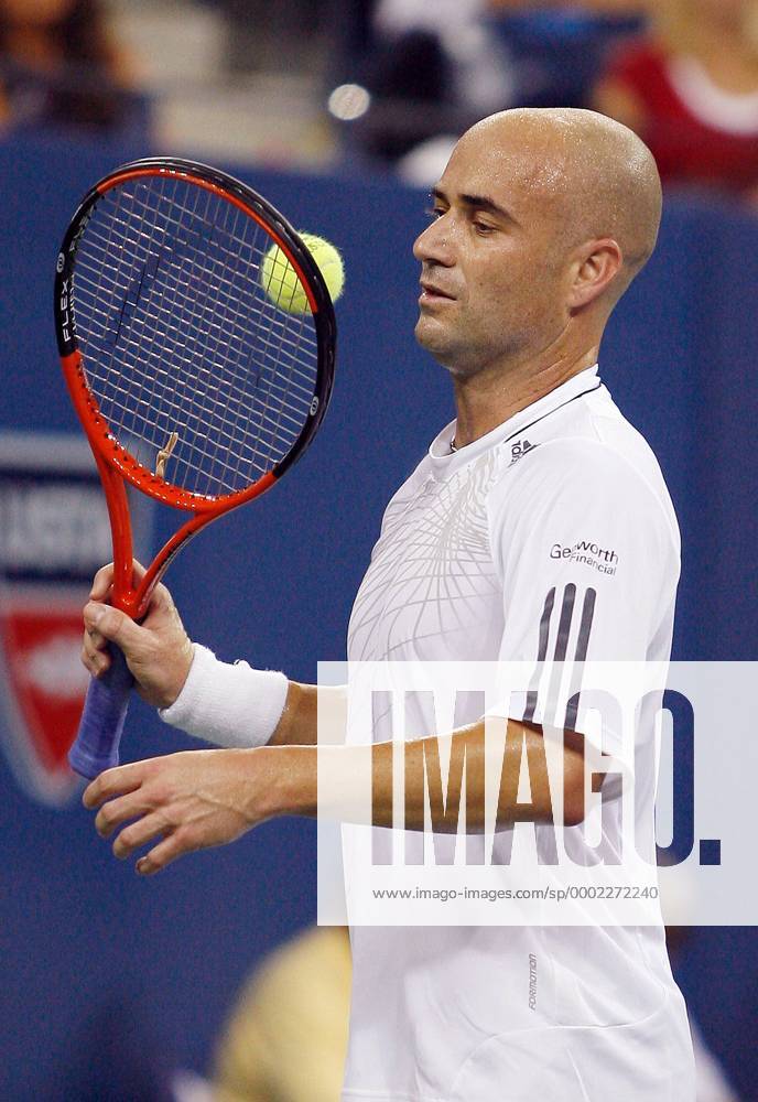 Andre Agassi (USA) will einen anderen Ball - (nyp20060828217) Tennis Herren US Open 2006, ATP Tour, Grand Slam Einzelbild New York Tennis Herren US Open 2006, ATP Tour, Grand Slam Einzelbild New York