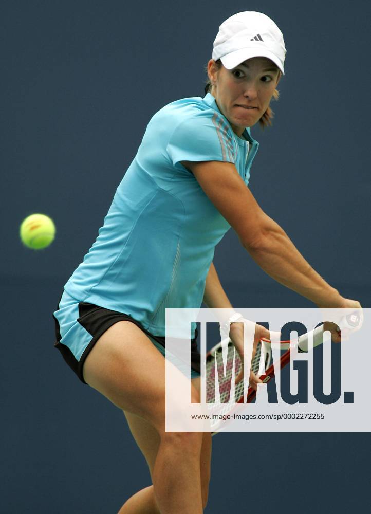 Justine Henin Hardenne (Belgien) - Rückhand - (nyp2006082833) Tennis Damen US Open 2006, WTA Tour, Grand Slam Einzelbild New York Tennis Damen US Open 2006, WTA Tour, Grand Slam Einzelbild New York