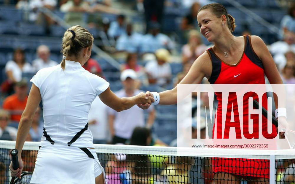 Klara Zakopalova (Tschechien, li.) gratuliert Lindsay Davenport (USA) - (nyp2006082857) Tennis Damen US Open 2006, WTA Tour, Grand Slam Gruppe New York Tennis Damen US Open 2006, WTA Tour, Grand Slam Gruppe New York