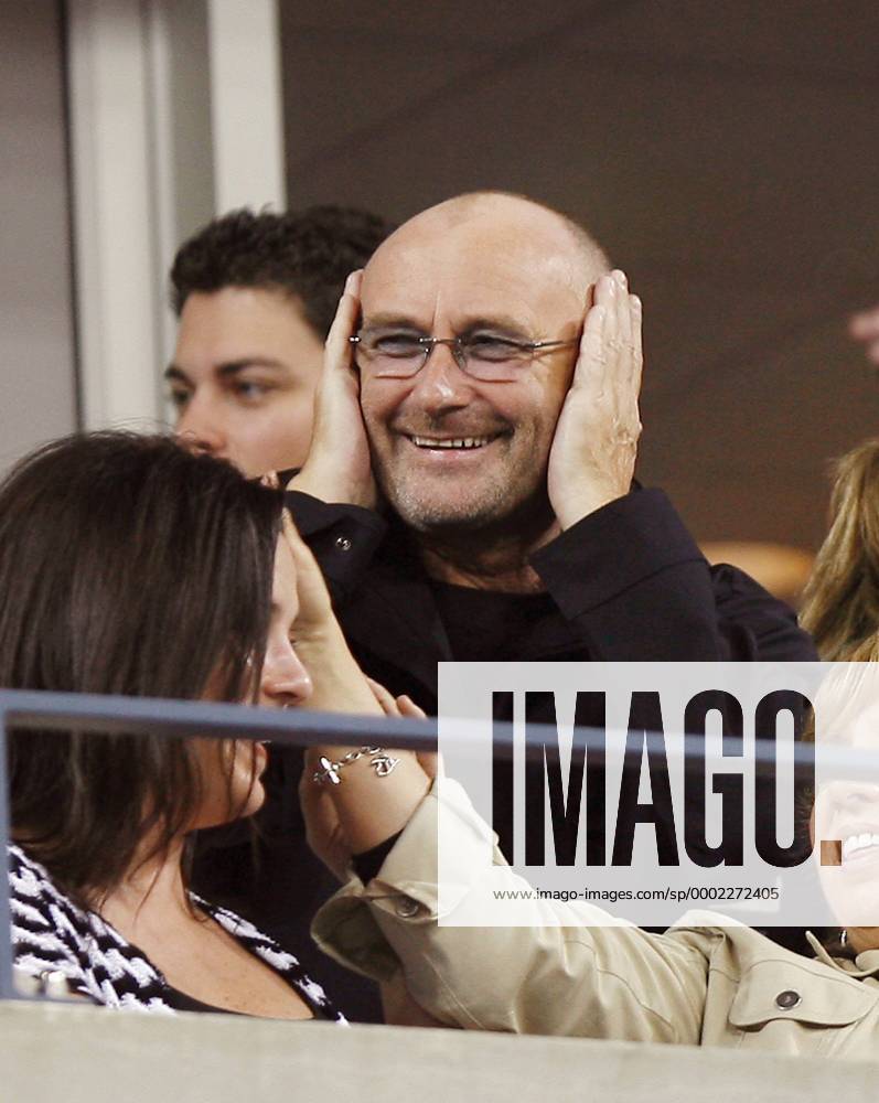 Musiker Phil Collins (Großbritannien) schont seine Ohren - (nyp20060828225) Tennis Herren US Open 2006, ATP Tour, Grand Slam Einzelbild New York Freude, Tennis Herren US Open 2006, ATP Tour, Grand Slam Einzelbild New York Freude,