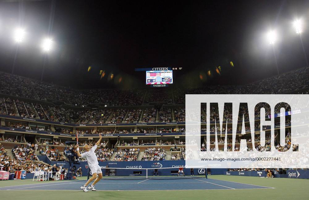 Andre Agassi (USA) - Aufschlag im ausverkauften Centre Court des Arthur Ashe Stadiums - (nyp20060828218) Tennis Herren US Open 2006, ATP Tour, Grand Slam, Hartplatz, Hardcourt, Hartplatztennis, Hartplatzturnier Totale Arthur Ashe Stadion, Arena, Tennisarena, New York Nacht, nachts, Night session, Tennis Herren US Open 2006, ATP Tour, Grand Slam, Hartplatz, Hardcourt, Hartplatztennis, Hartplatzturnier Totale Arthur Ashe Stadion, Arena, Tennisarena, New York Nacht, nachts, Night session,