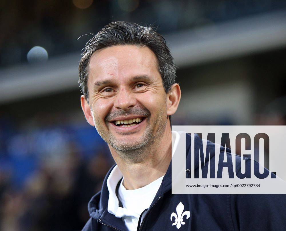 Sinsheim Fußball TSG 1899 Hoffenheim vs. SV Darmstadt 98, Trainer Dirk Schuster (Darmstadt) freut sich
