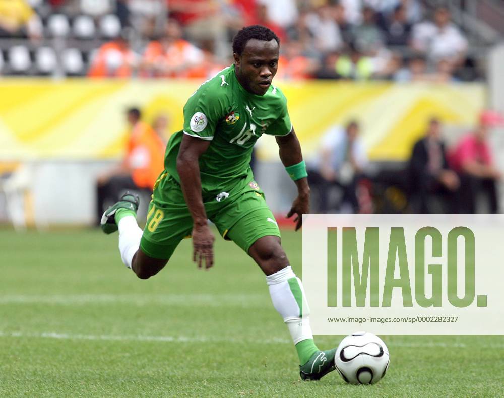 Yao Junior Senaya (Togo) am Ball Fußball WM Herren WM 2006, Länderspiel, Nationalteam, Nationaltrikot, Gruppe G Einzelbild Dortmund Dynamik, Fußball WM Herren WM 2006, Länderspiel, Nationalteam, Nationaltrikot, Gruppe G Einzelbild Dortmund Dynamik,