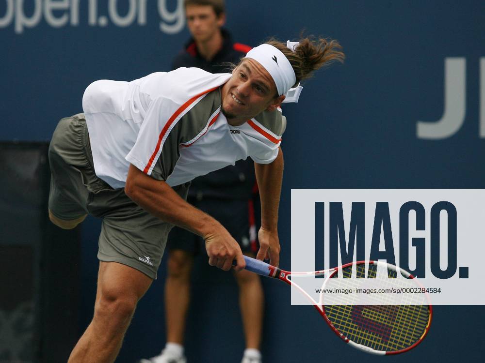Gaston Gaudio (Argentinien) - Aufschlag Tennis Herren US Open 2006, ATP Tour, Grand Slam Einzelbild Flushing Meadow, Meadows New York, NY, N Y Dynamik, Tennis Herren US Open 2006, ATP Tour, Grand Slam Einzelbild Flushing Meadow, Meadows New York, NY, N Y Dynamik,