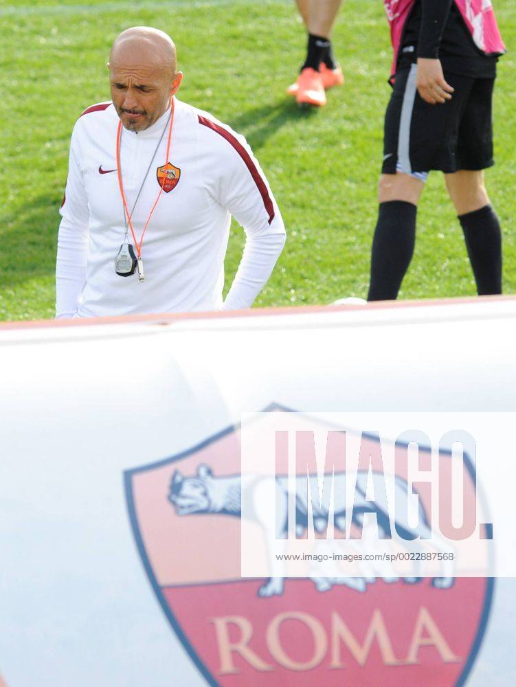 Fußball, Champions League, AS Rom Training 16.02.2016. Rome, Italy. Roma team practise ahead of their UEFA Champions League game versus Real Madrid on Feb 17th in Rome. The coach of A.S. Roma Luciano Spalletti xActivax ActionPlus11708289
