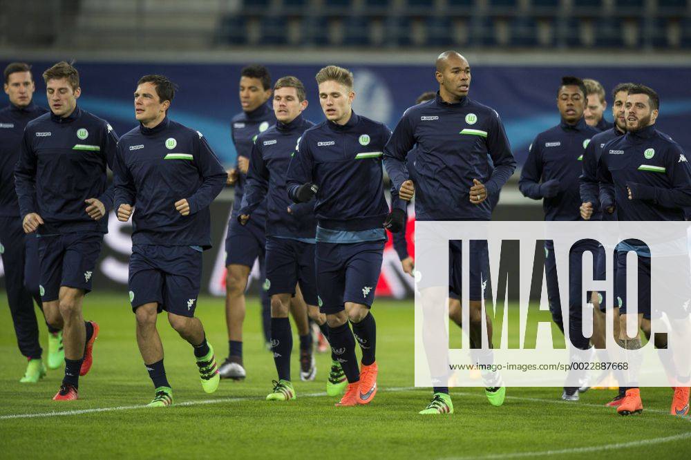 Fußball, Champions League, VfL Wolfsburg Training Wolfsburg s players pictured in action during a training session of German soccer club VfL Wolfsburg, Tuesday 16 February 2016 in Gent. Wolfsburg is preparing for the first leg of the 1 8 finals of the UEFA Champions League competition against Belgian team KAA Gent tomorrow. JASPERxJACOBS x04794171x