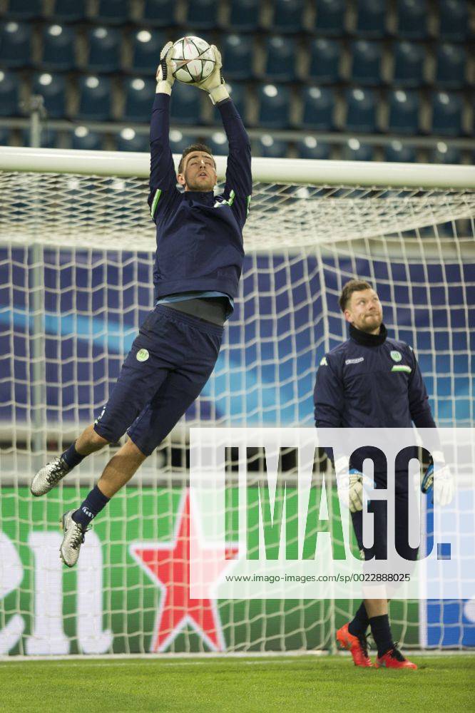 Fußball, Champions League, VfL Wolfsburg Training Wolfsburg s goalkeeper Koen Casteels pictured in action during a training session of German soccer club VfL Wolfsburg, Tuesday 16 February 2016 in Gent. Wolfsburg is preparing for the first leg of the 1 8 finals of the UEFA Champions League competition against Belgian team KAA Gent tomorrow. JASPERxJACOBS x04794185x