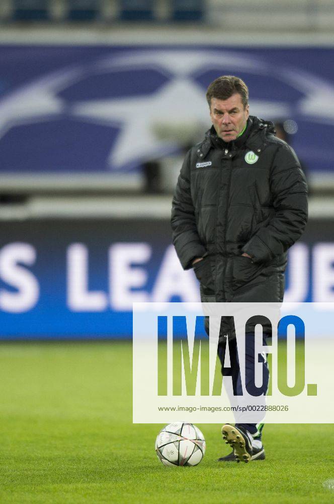 Fußball, Champions League, VfL Wolfsburg Training Wolfsburg s head coach Dieter Hecking a training session of German soccer club VfL Wolfsburg, Tuesday 16 February 2016 in Gent. Wolfsburg is preparing for the first leg of the 1 8 finals of the UEFA Champions League competition against Belgian team KAA Gent tomorrow. JASPERxJACOBS x04794186x