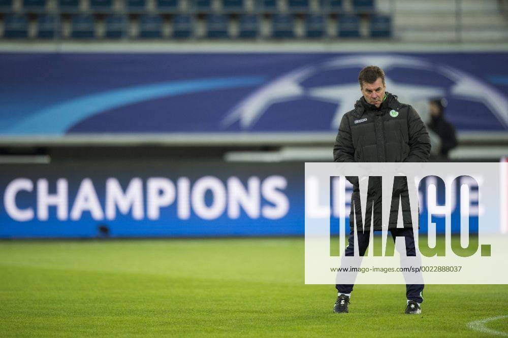 Fußball, Champions League, VfL Wolfsburg Training Wolfsburg s head coach Dieter Hecking pictured during a training session of German soccer club VfL Wolfsburg, Tuesday 16 February 2016 in Gent. Wolfsburg is preparing for the first leg of the 1 8 finals of the UEFA Champions League competition against Belgian team KAA Gent tomorrow. JASPERxJACOBS x04794173x