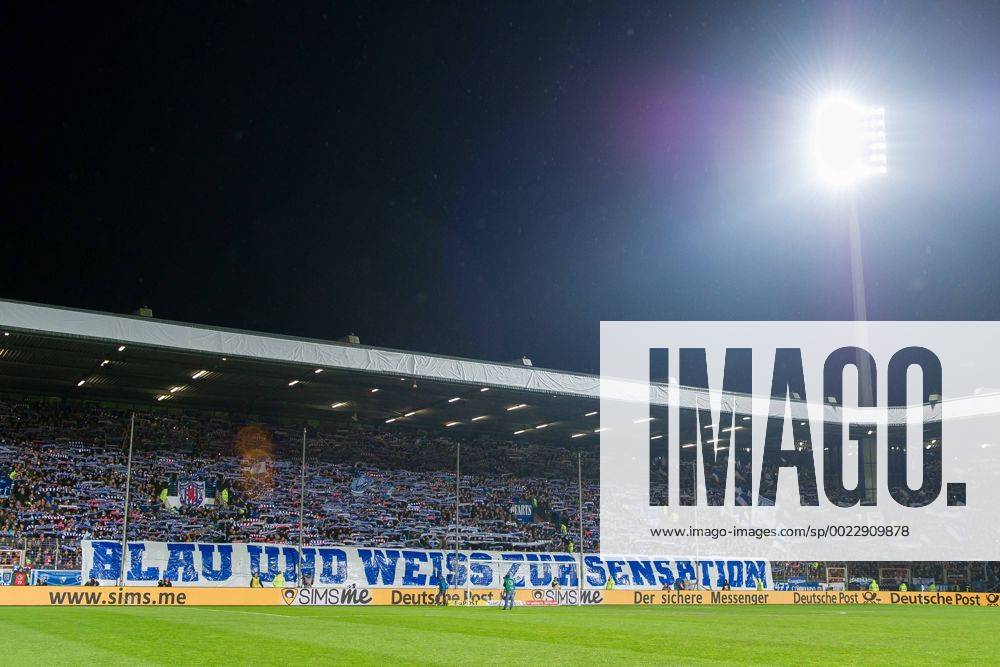Fußball, Stadiongeschichte VfL Bochum Mittwoch 10.02.2016, Saison 2015 2016, DFB-Pokal Viertel-Finale in Bochum, VfL Bochum - FC Bayern Muenchen, Bochumer Fans mit einem grossen Banner Blau und weiss zur Sensation DeFodi001